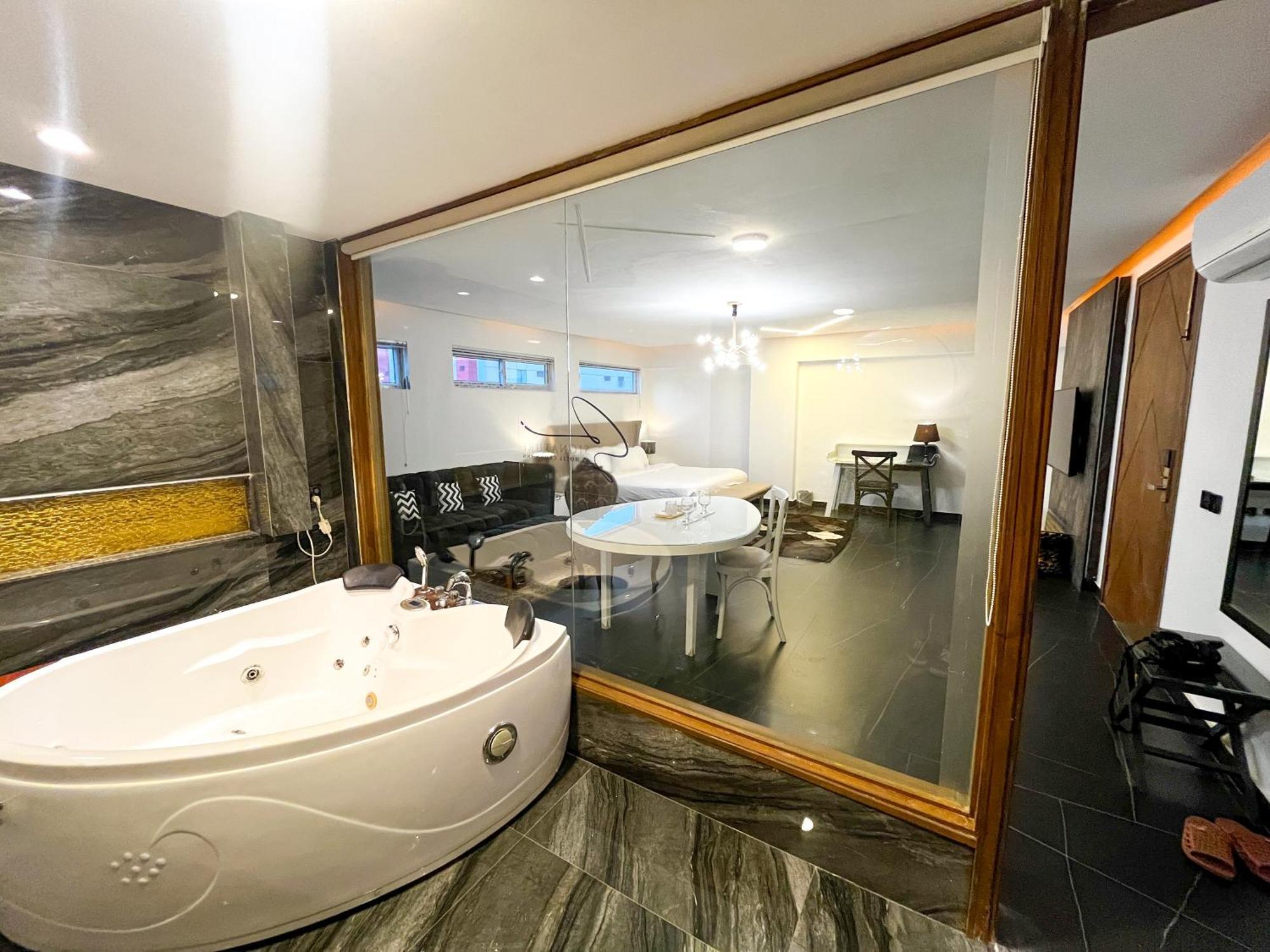 Hotel Crown Inn Karaçi Dış mekan fotoğraf