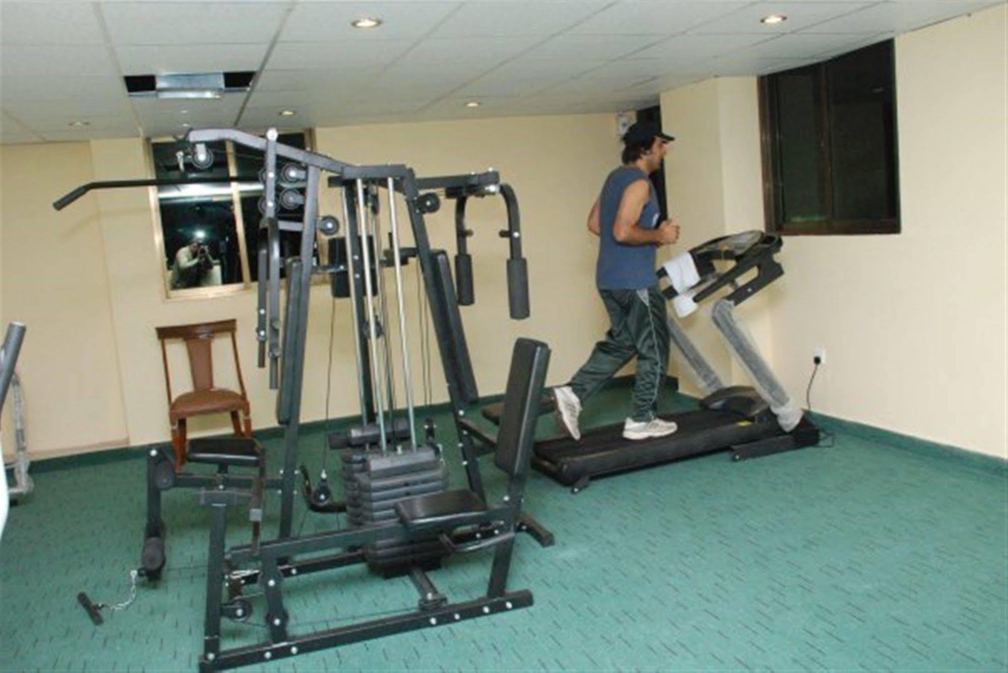 Hotel Crown Inn Karaçi Dış mekan fotoğraf