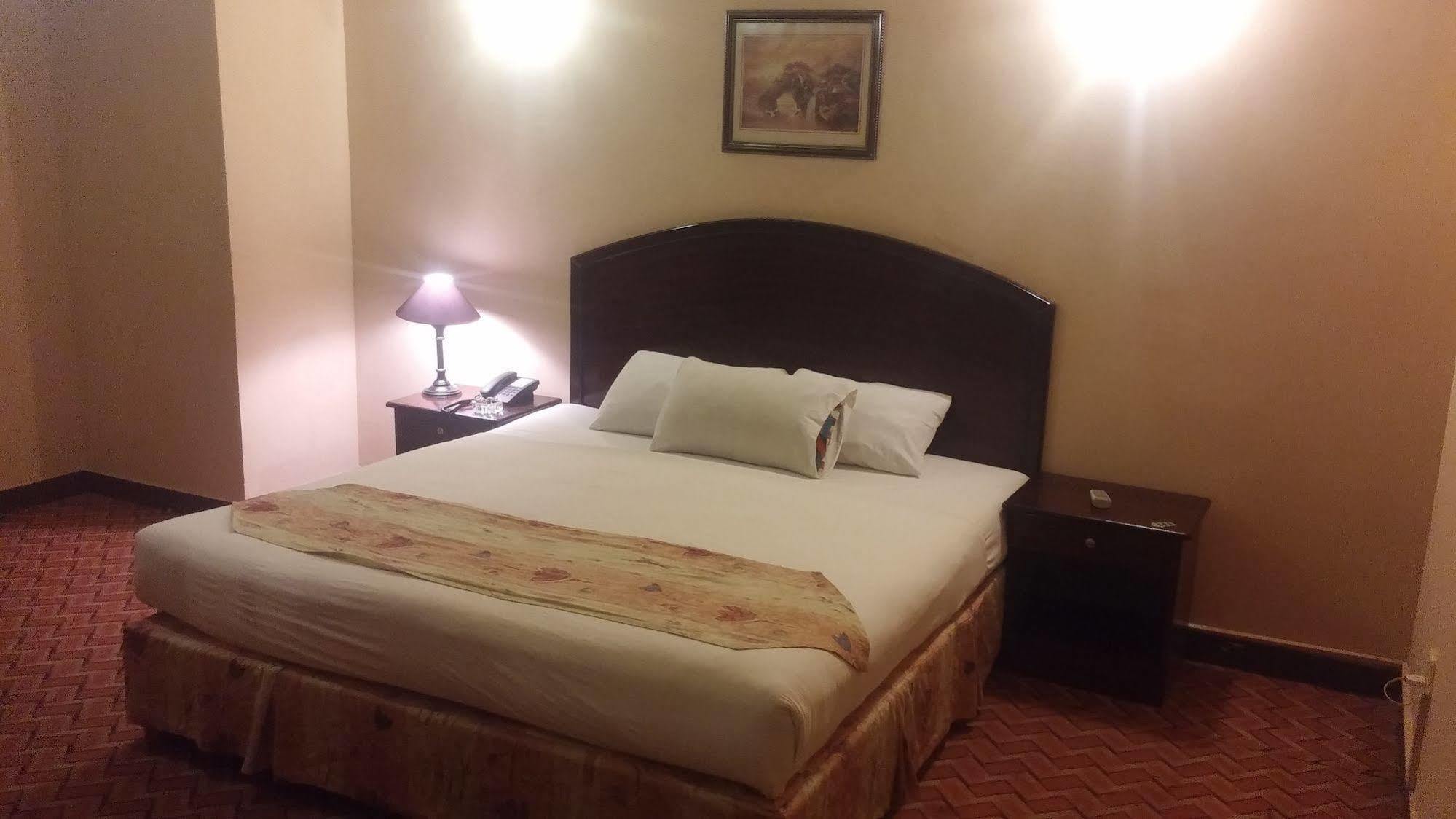 Hotel Crown Inn Karaçi Dış mekan fotoğraf