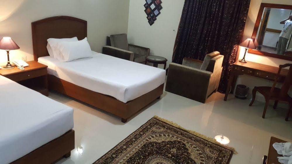 Hotel Crown Inn Karaçi Dış mekan fotoğraf