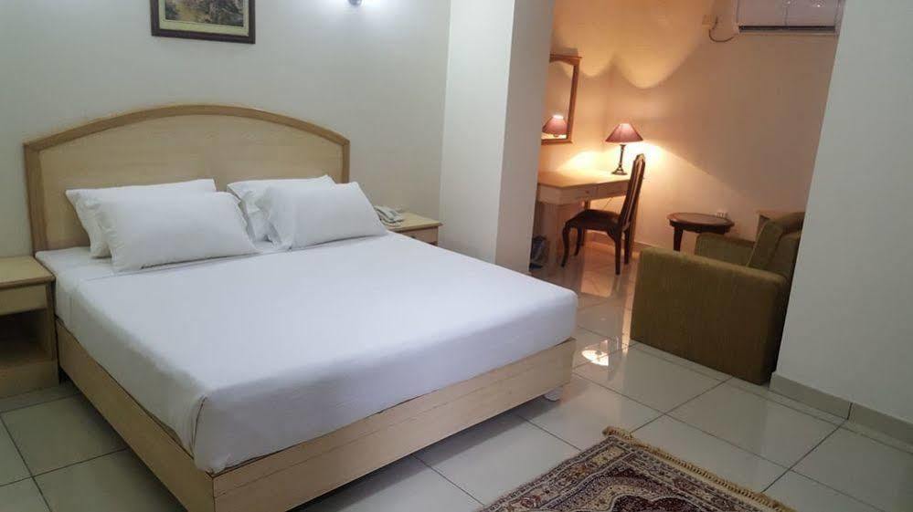 Hotel Crown Inn Karaçi Dış mekan fotoğraf