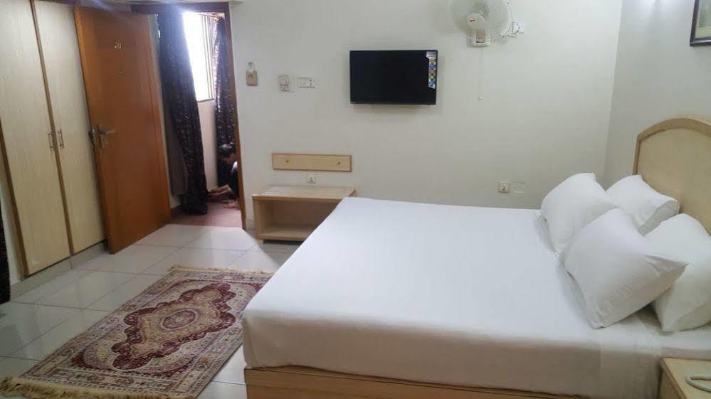Hotel Crown Inn Karaçi Dış mekan fotoğraf