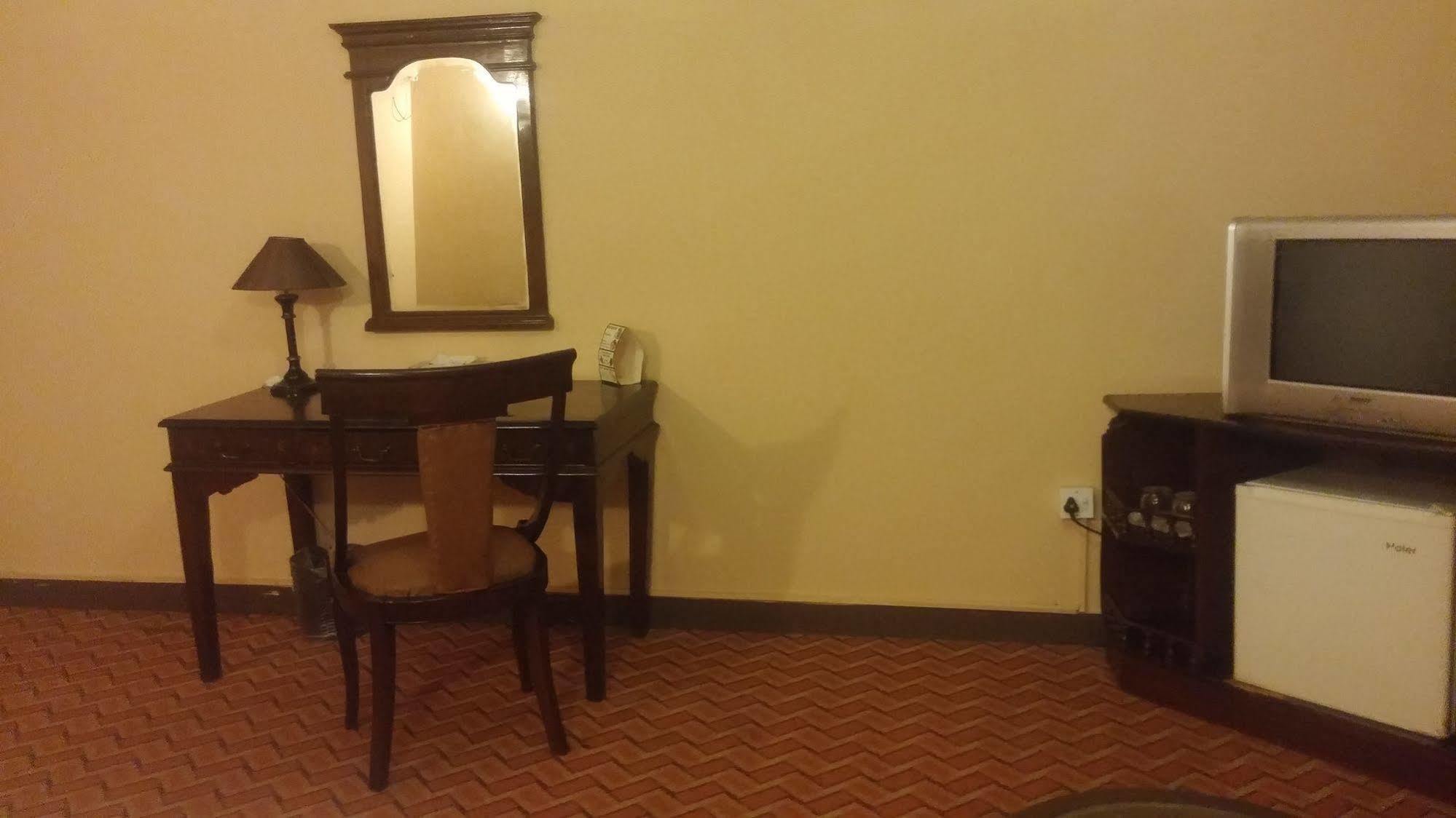 Hotel Crown Inn Karaçi Dış mekan fotoğraf