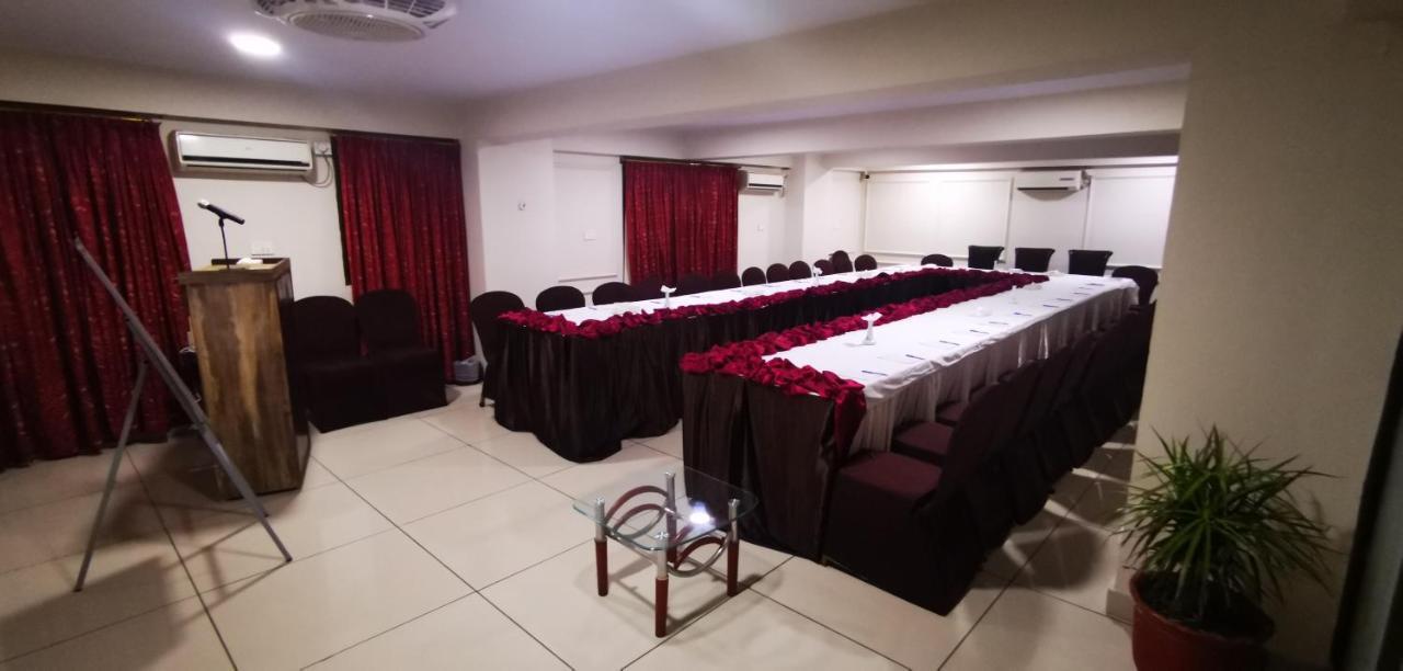 Hotel Crown Inn Karaçi Dış mekan fotoğraf